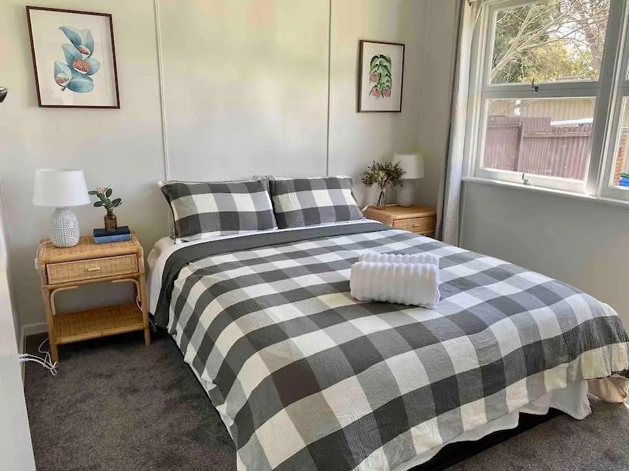 Semesterbostad Charming Mid Century Bungalow- Entire Home Stanthorpe Australien