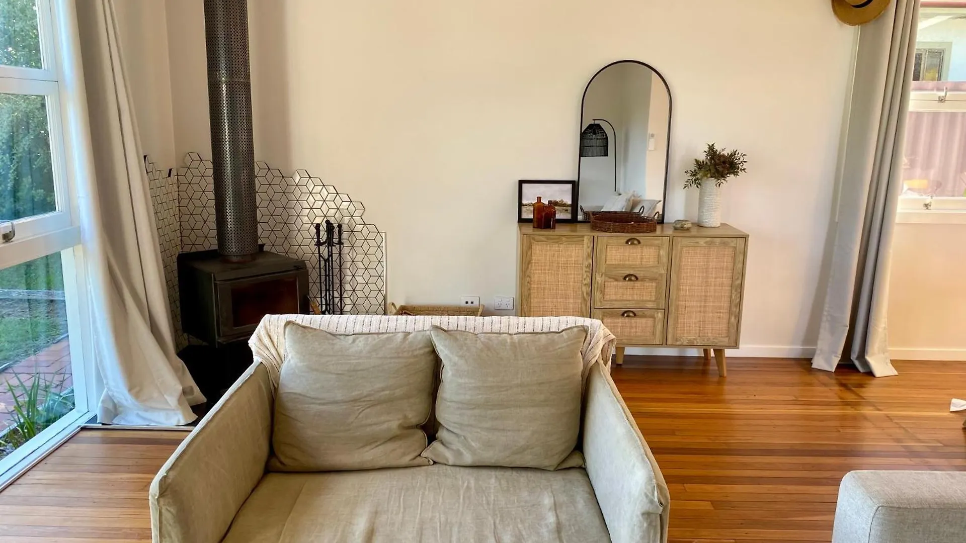 Charming Mid Century Bungalow- Entire Home Stanthorpe