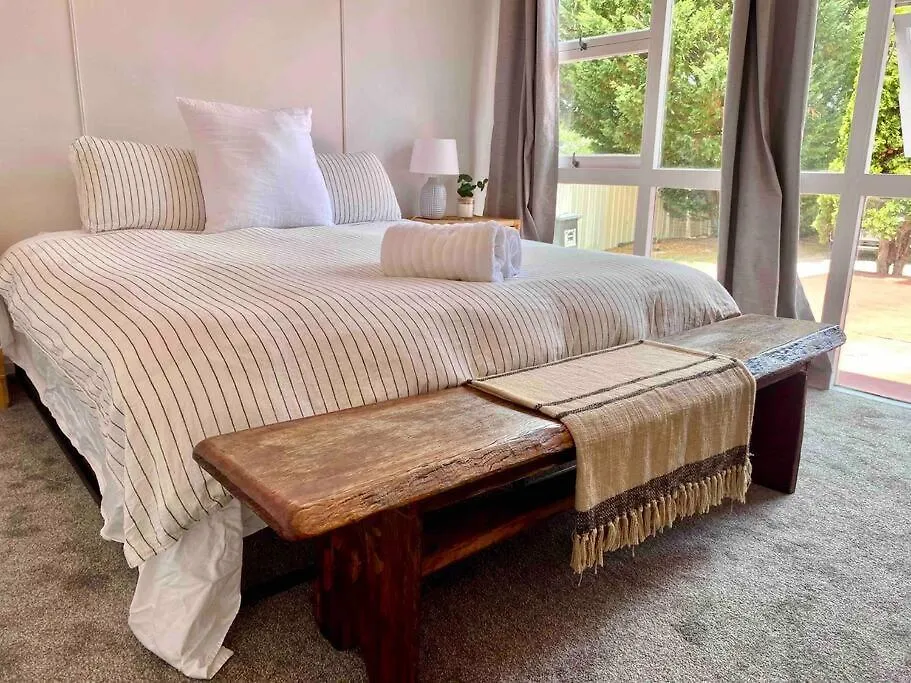 Charming Mid Century Bungalow- Entire Home Stanthorpe 0*,  Austrálie