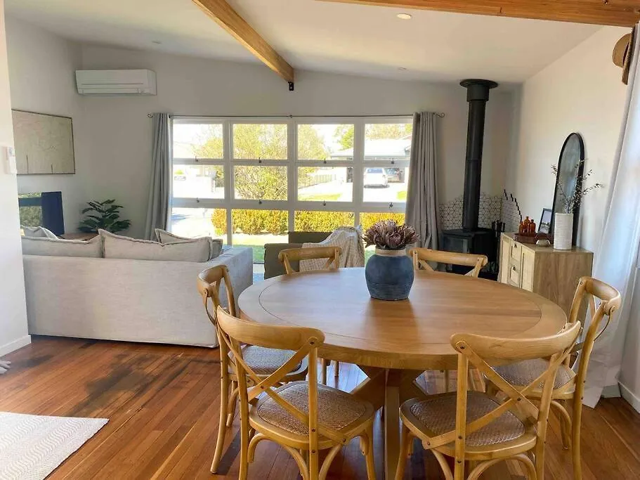 Charming Mid Century Bungalow- Entire Home Stanthorpe